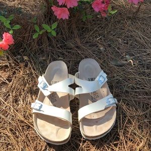 Birki’s by Birkenstock off white slide leather sandals. Adjustable straps sz 10